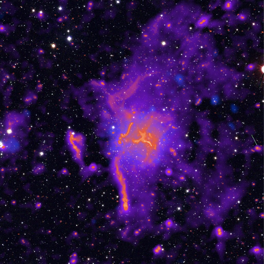 Abell 2255 LOFAR "fotografa" il gigantesco bagliore radio attorno all'ammasso di galassie Abell 2255