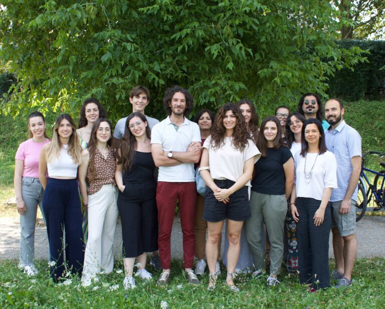 Al centro della foto Graziano Martello, a sinistra Sonia Amato e a destra Anna Gambetta strategia terapeutica malattia genetica Huntington