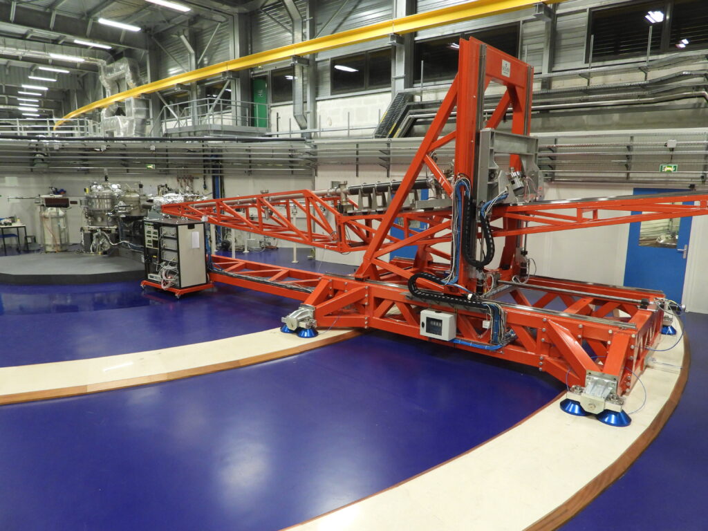 Lo strumento ERIXS del Sincrotrone Europeo ESRF che ha permesso di misurare l’energia delle fluttuazioni di carica nei cuprati. Questo spettrometro è stato sviluppato in collaborazione con il POLIMI e ha il record del mondo di risoluzione