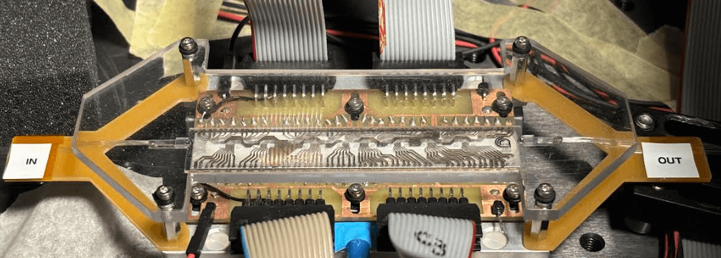 Chip fotonico universale e riprogrammabile che opera su 8 modi, ovvero 8 guide d’onda che interagiscono mediante una rete di beamsplitter integrati. Credits: photo by Quantum Lab Sapienza. All rights reserved