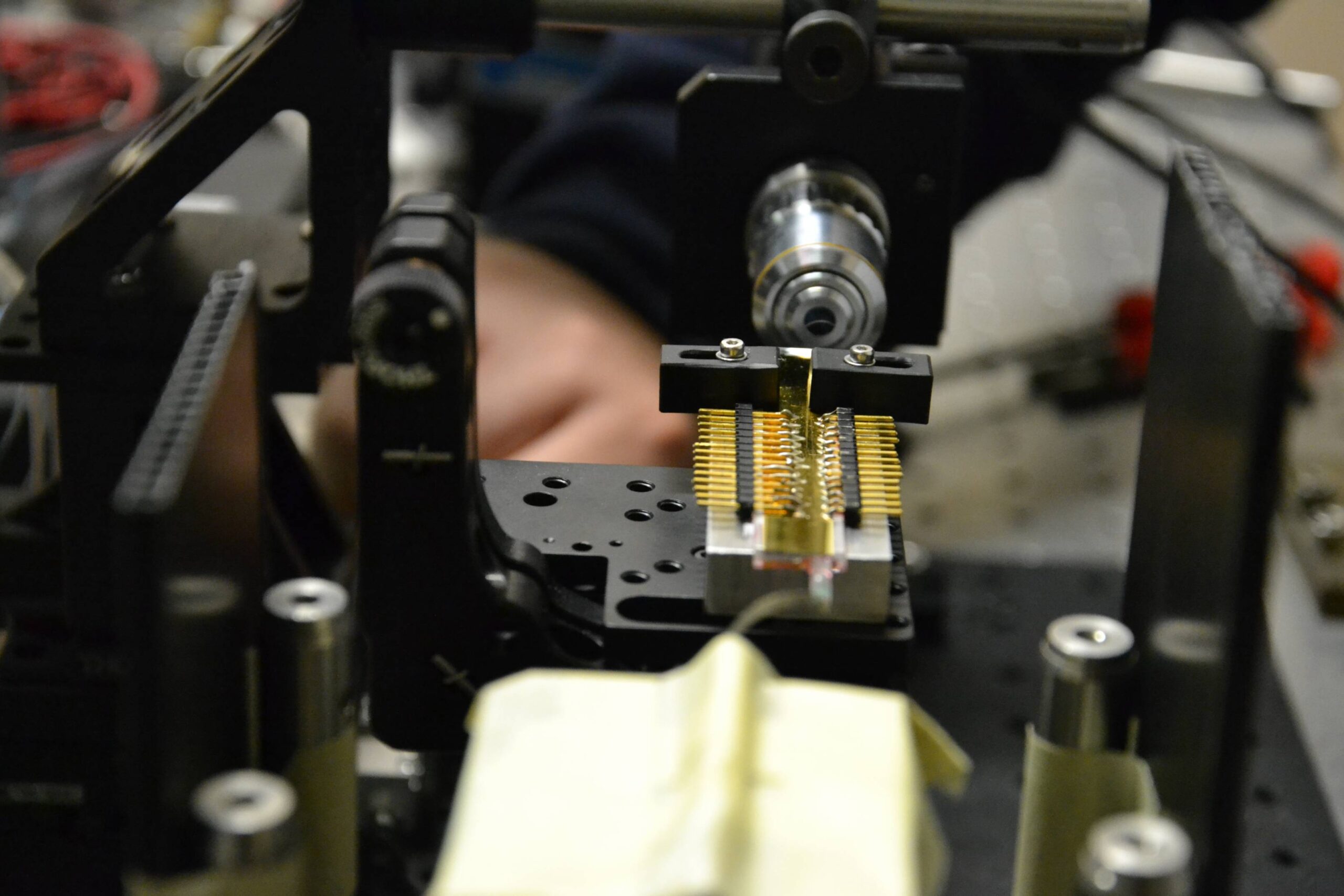 Chip fotonico riprogrammabile che opera su 32 modi, ovvero 32 guide d’onda disposte in un reticolo triangolare che interagiscono in maniera continua all'interno del dispositivo. Credits: photo by Quantum Lab Sapienza. All rights reserved