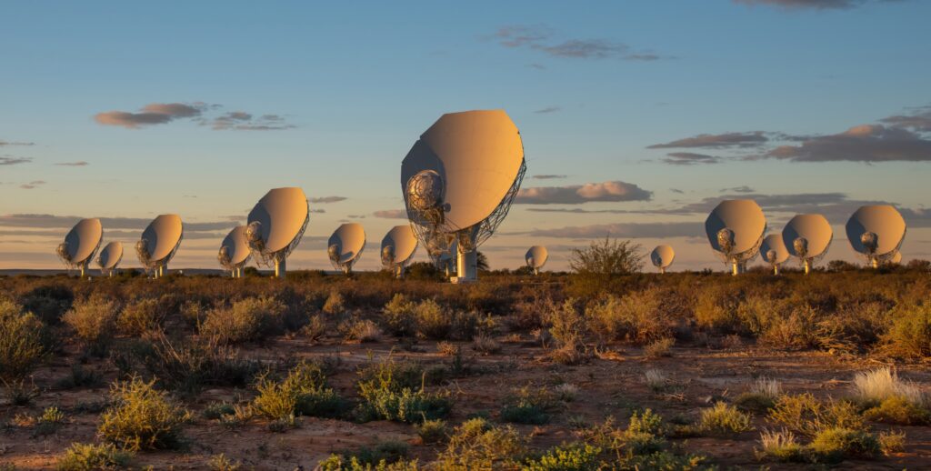 Le antenne del radiotelescopio MeerKAT, in Sudafrica. Crediti: SARAO