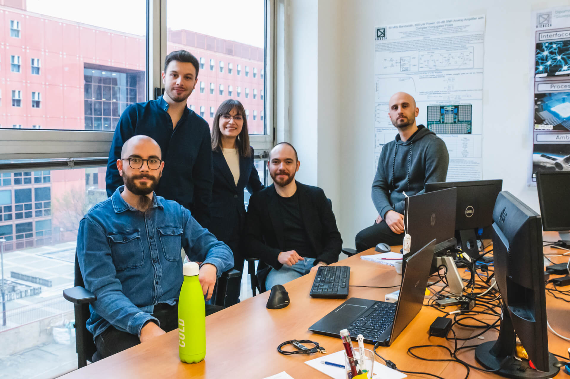 I ricercatori del progetto “TinyNeuron - Silicon Neuron for AI” nei laboratori dell'Università di Milano-Bicocca. Da sinistra, Andrea La Gala, Matteo Stevenazzi, Chiara Guerini, Lorenzo Stevenazzi, Mattia Tambaro