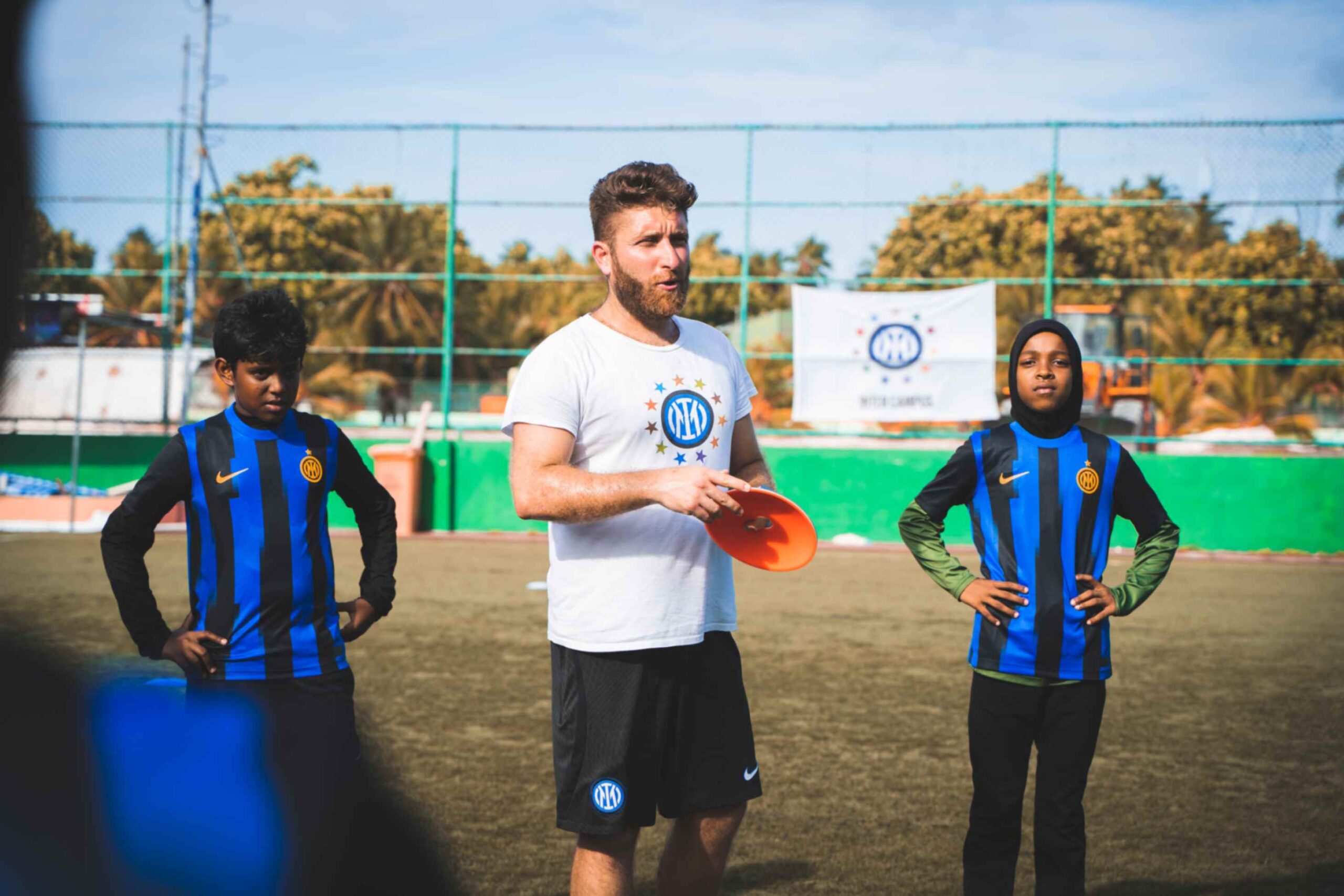L’allenatore Inter Campus durante un allenamento a Magoodhoo