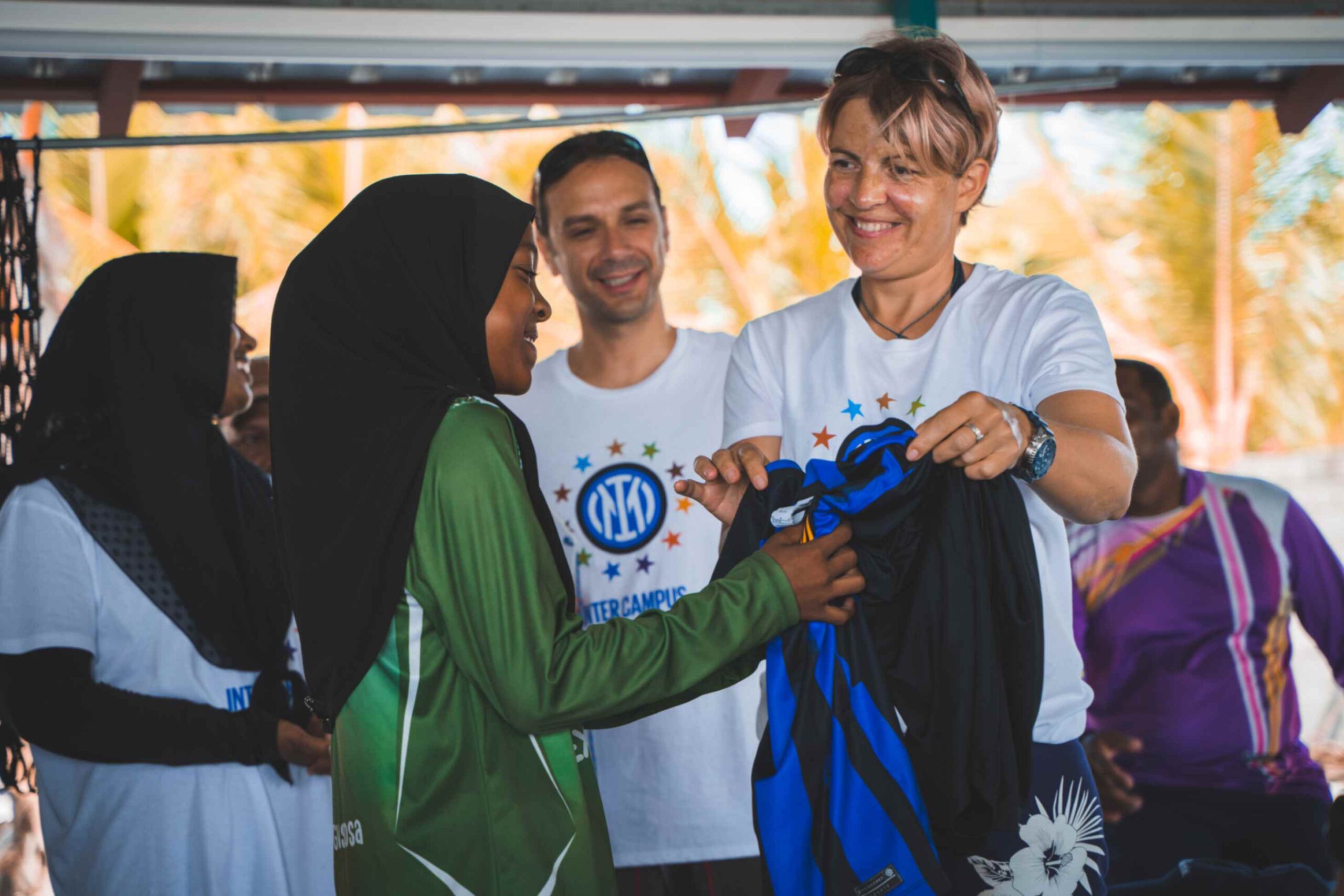 Consegna della maglia e pantaloncini dell'Inter a una ragazzina maldiviana