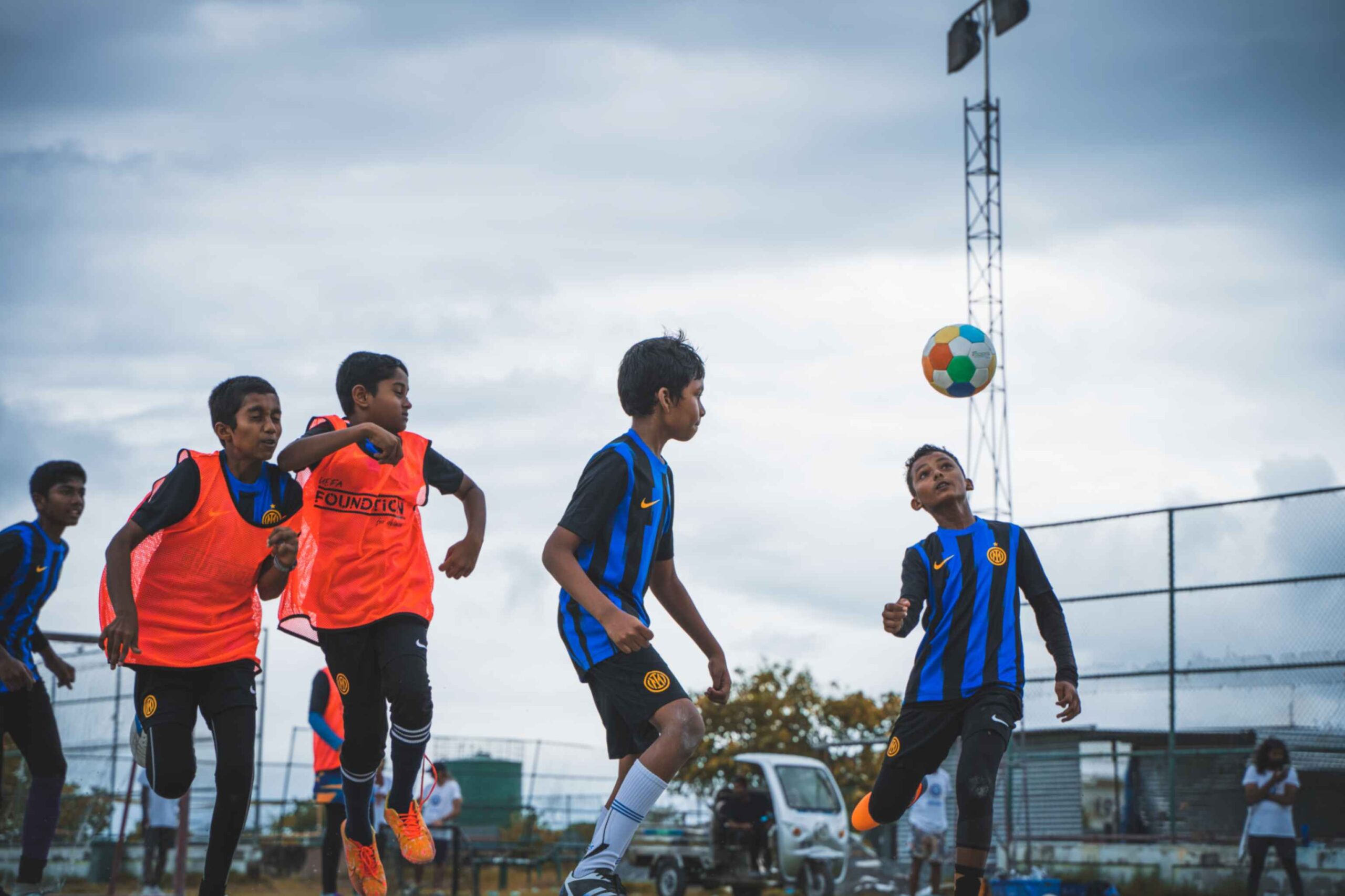 Bambini maldiviani che giocano durante il training sull'isola di Feeali