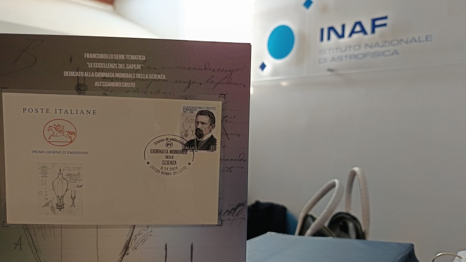 L’annullo (il primo timbro) sul francobollo dedicato al bicentenario della nascita di Lorenzo Respighi. Crediti: INAF