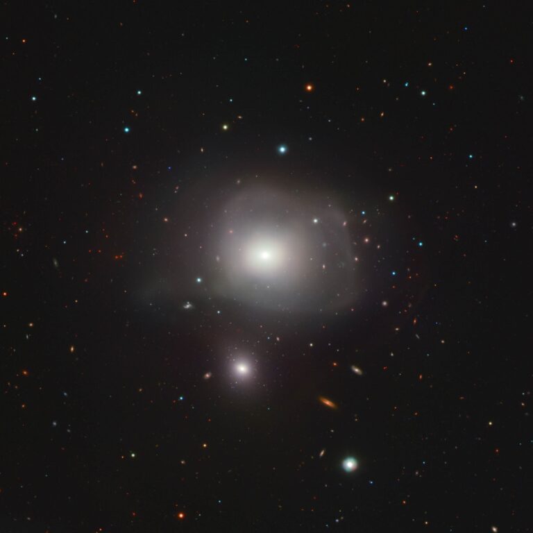 La galassia NGC 3640, al centro dell’omonimo gruppo di galassie, e la vicina NGC 3641, osservate con il VST. Crediti: ESO/INAF/M. Mirabile et al./R. Ragusa et al.