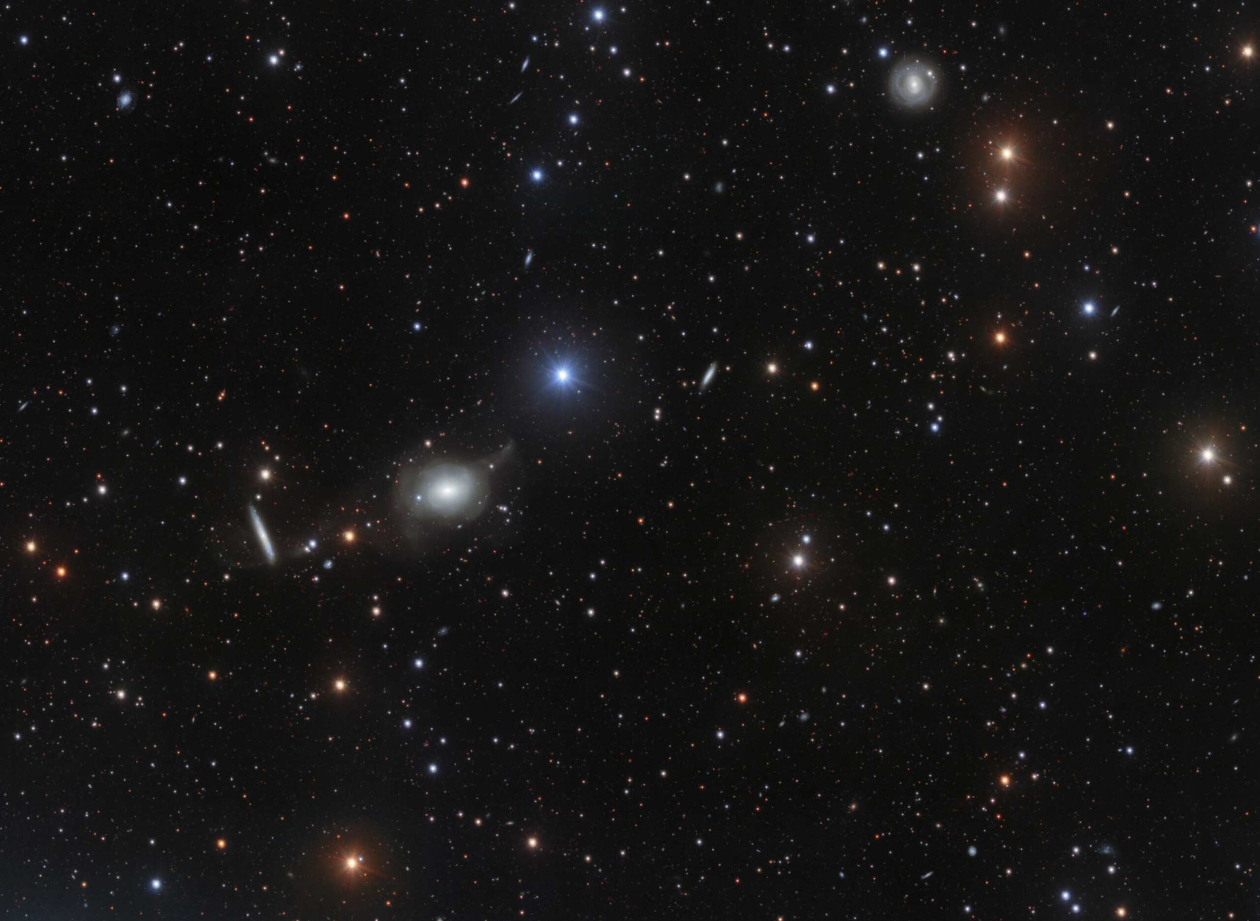 Il gruppo di galassie NGC 5018, centrato intorno all’omonima galassia, osservato con il VST (immagine già pubblicata nel 2018). Crediti: ESO/Spavone et al.