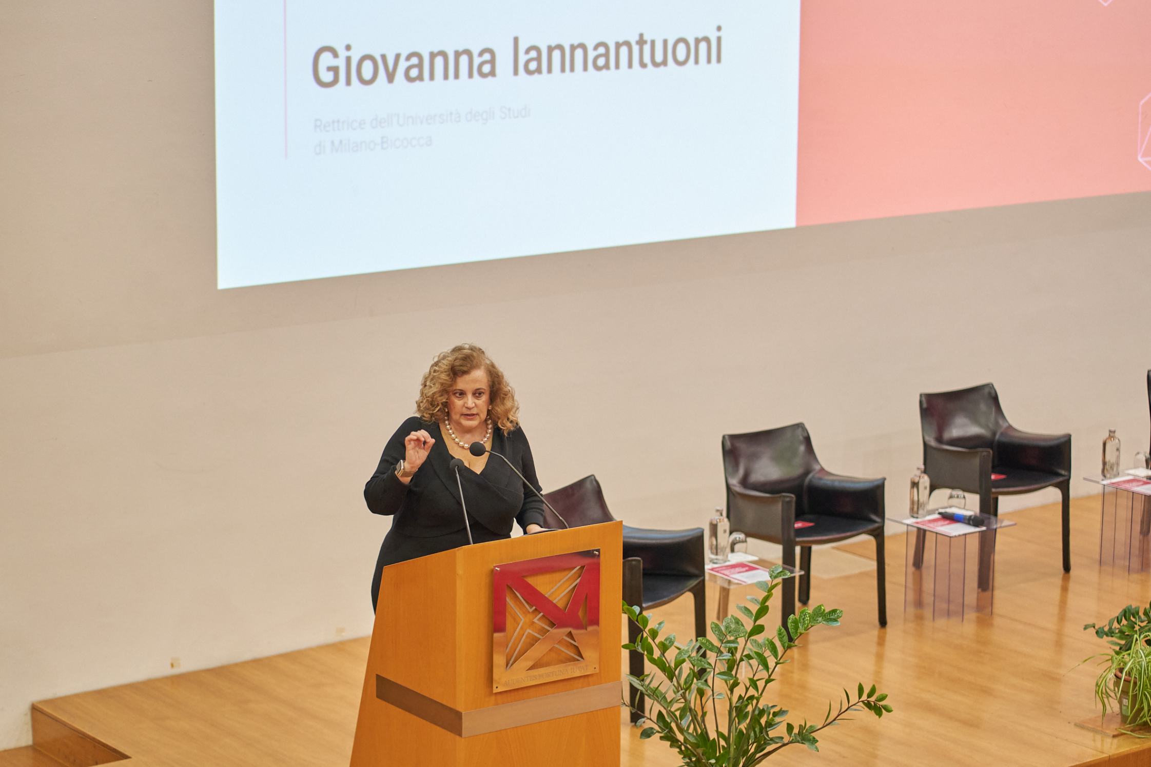 La rettrice Giovanna Iannantuoni durante la presentazione