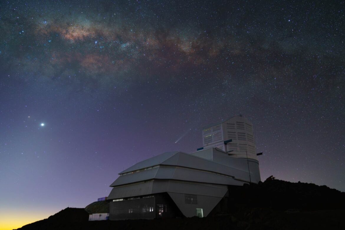 Il cielo notturno sopra il Rubin Observatory in questo scatto dell’ottobre 2024. La Via Lattea si estende maestosa sopra l’orizzonte, mentre la luce del tramonto svanisce. Venere brilla intensamente a sinistra, mentre la Cometa C/2023 A3 (Tsuchinshan–ATLAS) è visibile appena sopra l’osservatorio, al centro dell’immagine. Credit: H.Stockebrand/RubinObs/NOIRLab/SLAC/DOE/NSF/AURA