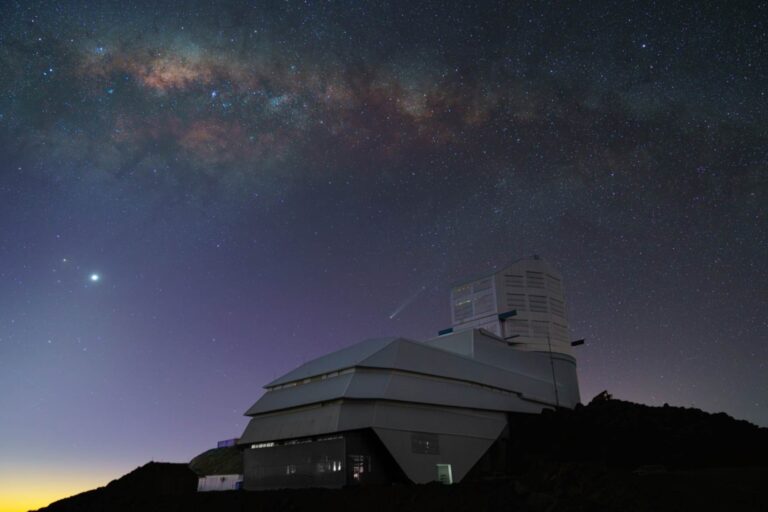 Il cielo notturno sopra il Rubin Observatory in questo scatto dell’ottobre 2024. La Via Lattea si estende maestosa sopra l’orizzonte, mentre la luce del tramonto svanisce. Venere brilla intensamente a sinistra, mentre la Cometa C/2023 A3 (Tsuchinshan–ATLAS) è visibile appena sopra l’osservatorio, al centro dell’immagine. Credit: H.Stockebrand/RubinObs/NOIRLab/SLAC/DOE/NSF/AURA