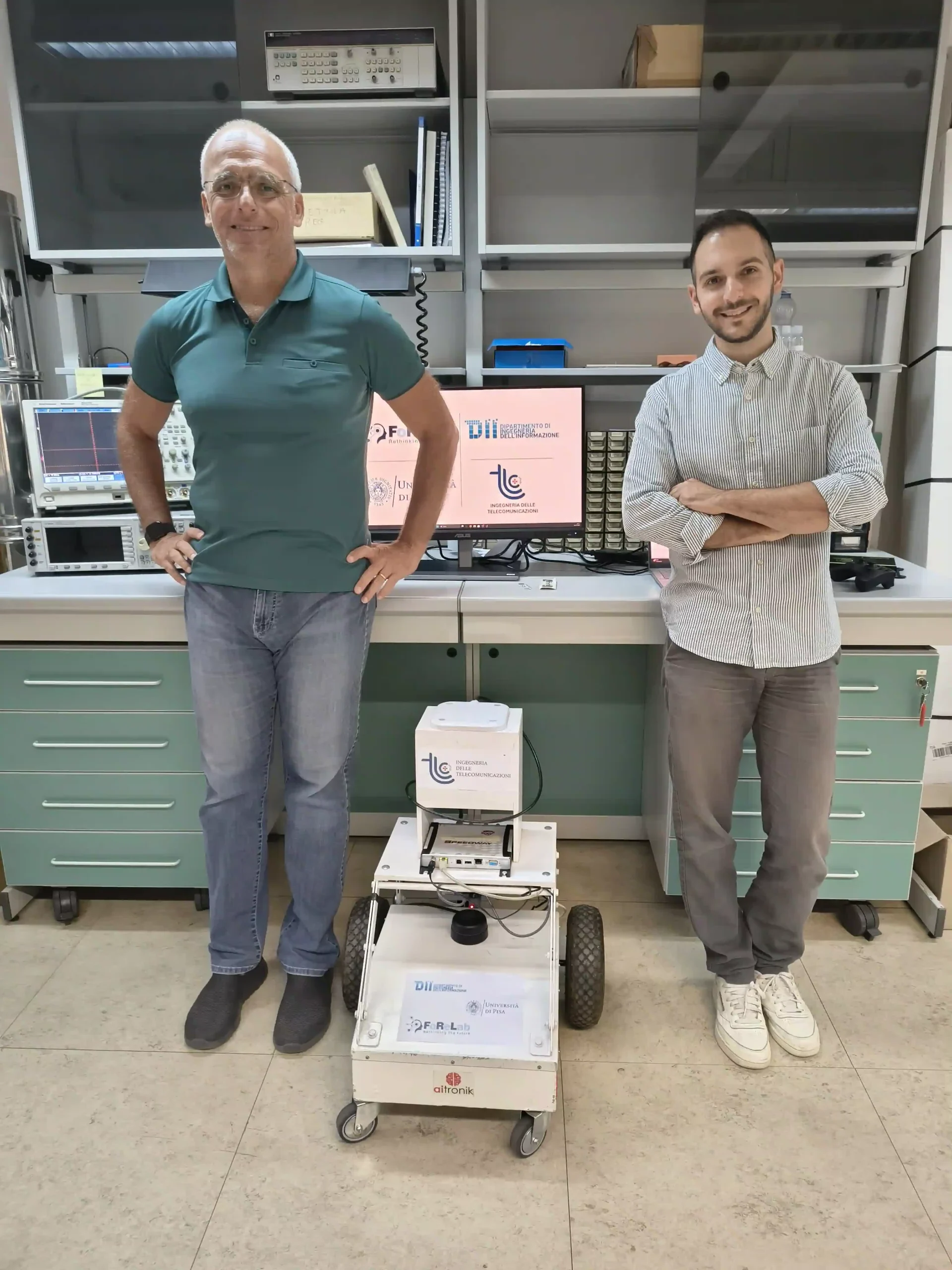 da sinistra, Giovanni Stea e Andrea Montroni con il robot Aurora