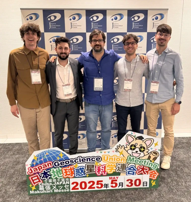 Scoperta una cavità nascosta sotto i Campi Flegrei da sinistra, Giacomo Rapagnani, Anthony Salvatore Cappetta (Master student Unipi), Francesco Grigoli, Giulio Pascucci (dottorando Unipi), Emanuele Bozzi (Postdoc Unipi) Scoperta una cavità nascosta sotto i Campi Flegrei