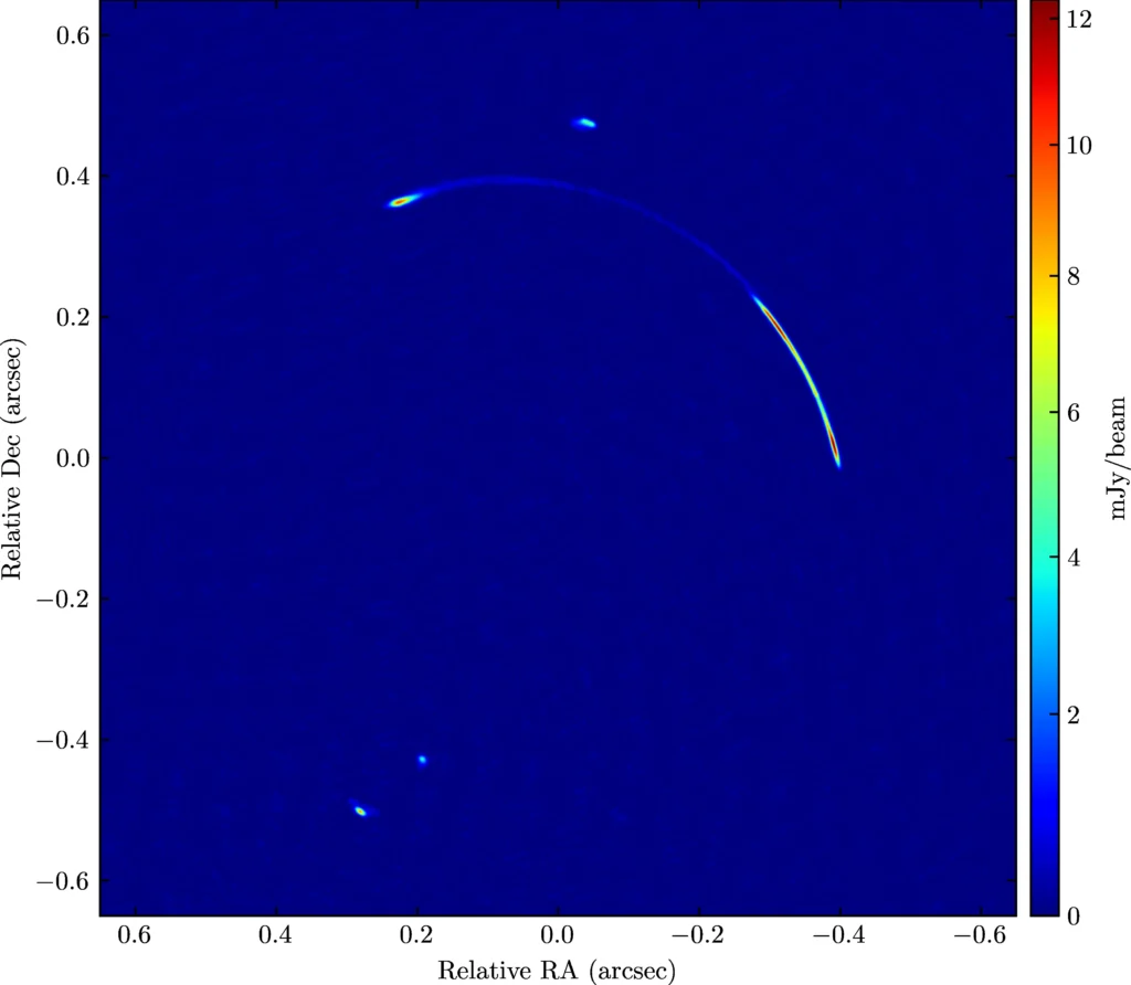 Immagine in falsi colori dell’arco gravitazionale del sistema JVAS B1938+666 osservato alla frequenza radio di 1,7 GHz con la tecnica VLBI. Crediti: J. P. McKean et al. / MNRAS 2025